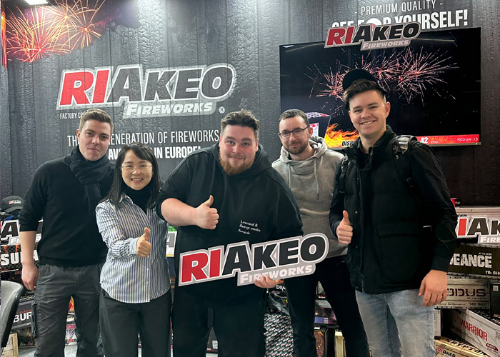 Take a group photo at the exhibition for commemoration